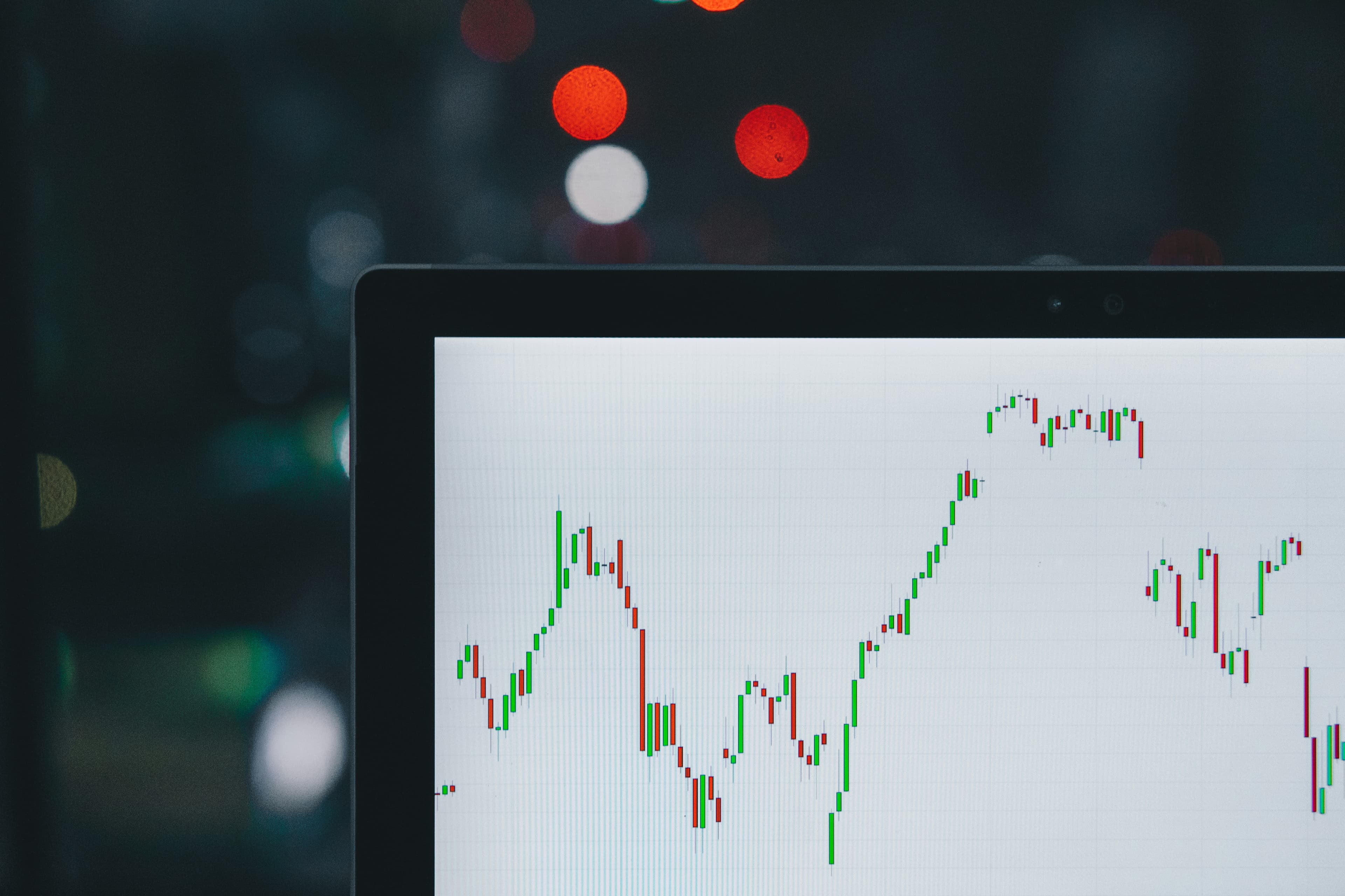 Can AI agents beat the S&P 500?